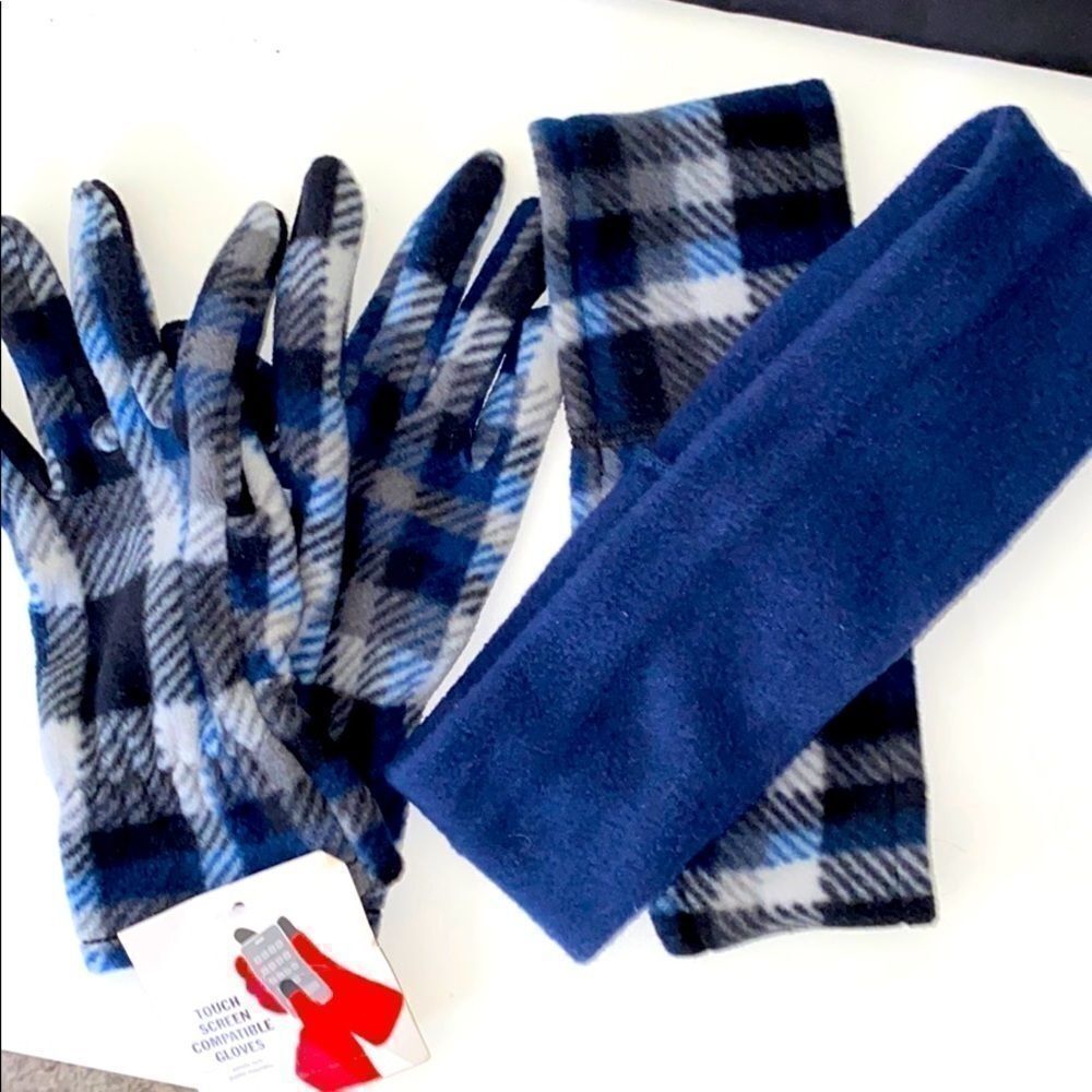 Set of gloves and two ear bands.